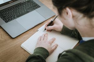 "https://pixabay.com/es/adulto-ordenador-port%C3%A1til-equipo-3052244/" alt="Herramientas para crear una empresa de servicios"