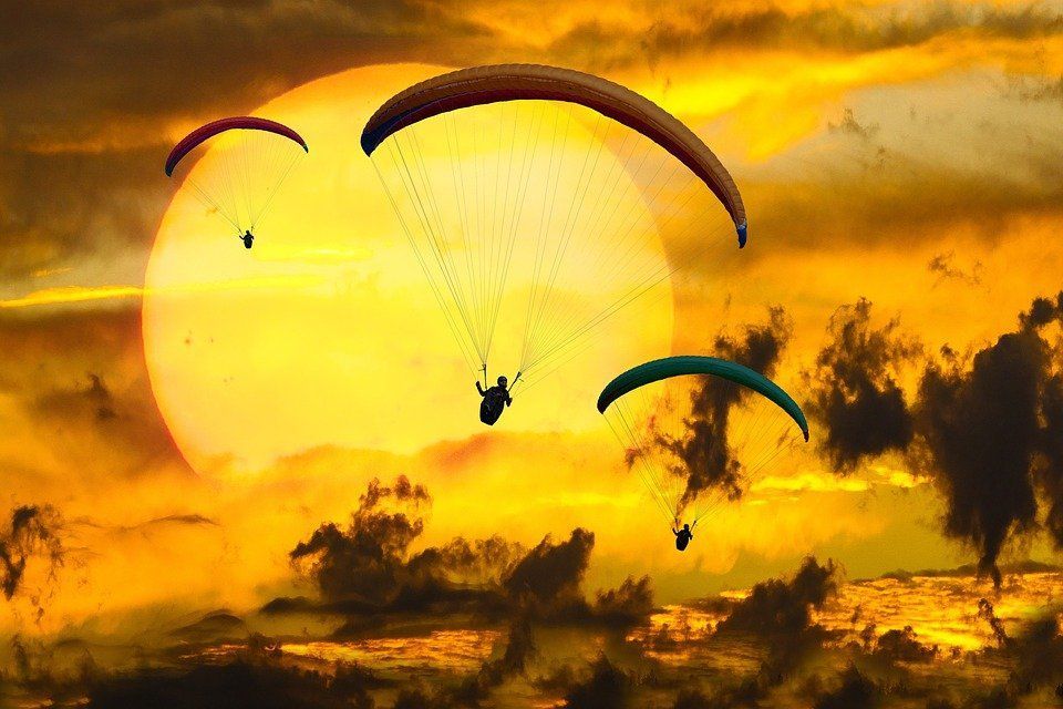 "https://pixabay.com/es/emociones-aventura-volar-paraca%C3%ADdas-2700972/" alt="Conseguir lo que quieres en tu vida"