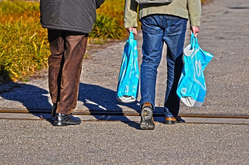 Los comercios de España empezaran a cobrar por las bolsas plásticas ¿Sabias que al año un español gasta unas 144 bolsas plásticas? Muchas de ellas son solo usadas una vez, terminando luego en la basura.