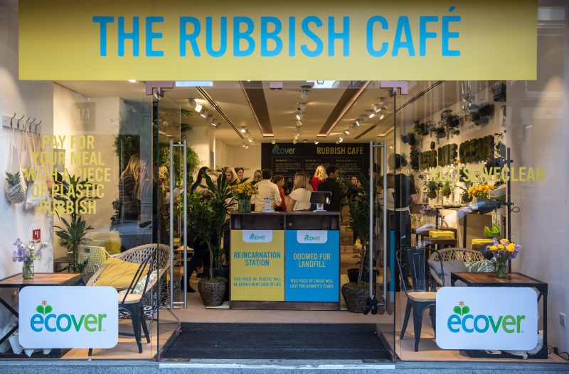 En The Rubbish Café el cliente paga con plástico