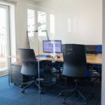 implementar cerramientos móviles de cristal en oficinas