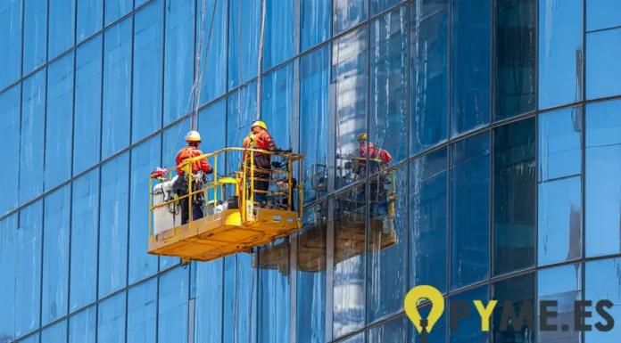 limpieza de fachadas acristaladas en altura en Madrid