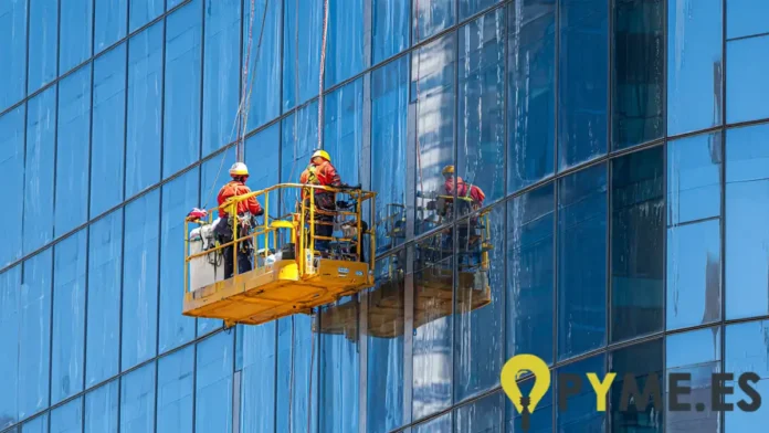 limpieza de fachadas acristaladas en altura en Madrid