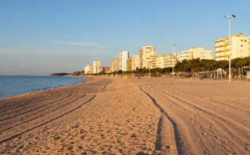 Platja d’Aro recupera la continuidad peatonal de su frente marítimo con una nueva pasarela sobre el Ridaura, adjudicada a Copisa pasarela sobre el Ridaura en Platja d'Aro