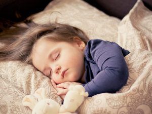 "https://pixabay.com/es/beb%C3%A9-ni%C3%B1a-dormir-ni%C3%B1o-retrato-1151351/" alt="Tips para que tengas los hábitos matutinos"