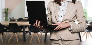 "https://pixabay.com/es/empresaria-consultor%C3%ADa-negocios-2817567/" alt="Tips para que el cliente se acuerde de tu negocio"