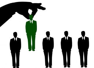 Características del personal al momento de seleccionarlo Empleados deben contar al menos con la experiencia de haber solucionado un problema.